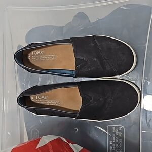 Toms Avalon slip ons